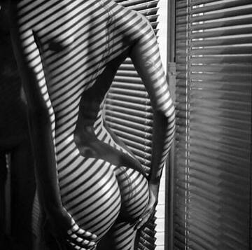 davanti alla finestra...